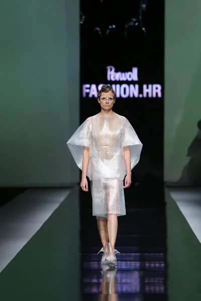 时装模特穿着衣服设计的被 donassy 'fashion.hr' 展出 — 图库照片