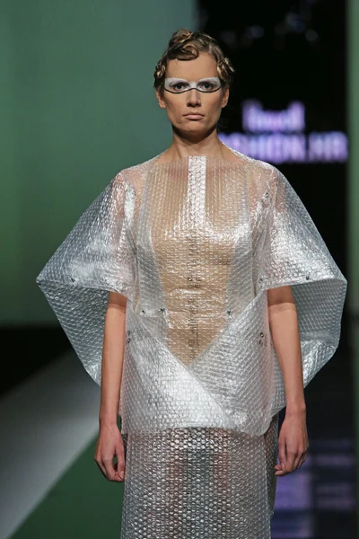 Фотомодель носити одяг розроблена з branka donassy на шоу 'fashion.hr' — стокове фото