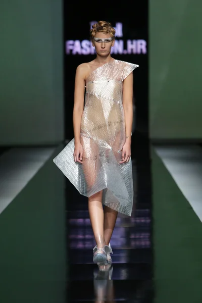 Modelka noszenie ubrania zaprojektowane przez branka donassy w serialu "fashion.hr" — Zdjęcie stockowe