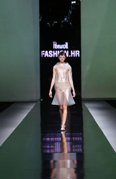 时装模特穿着衣服设计的被 donassy 'fashion.hr' 展出 — 图库照片