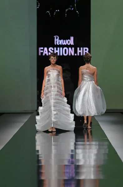Moda indossando abiti disegnati da Branka Donassy in mostra 'Fashion.hr' — Foto Stock