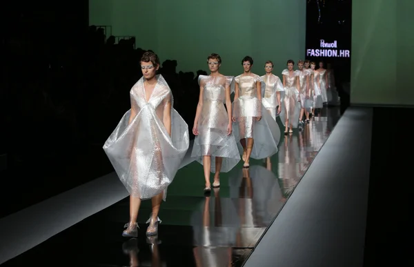 Fashion model dragen van kleding ontworpen door branka donassy op de 'fashion.hr' show — Stockfoto