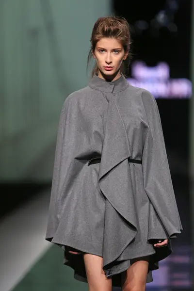 Modelka nosit oblečení, které navrhl pavla aleksic v pořadu "fashion.hr" — Stock fotografie