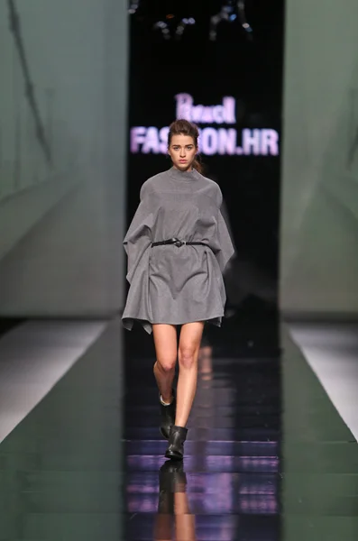 Fashion model wearing clothes designed by Pavla Aleksic on the 'Fashion.hr' show — Stock Photo, Image