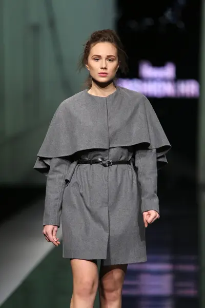 Fashion model dragen van kleding ontworpen door pavla aleksic op de 'fashion.hr' show — Stockfoto