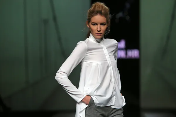 Modell bär kläder designade av pavla aleksic på showen "fashion.hr" — Stockfoto