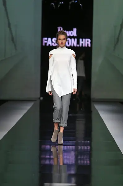 时装模特穿着由 pavla aleksic 'fashion.hr' 展出设计的衣服 — 图库照片