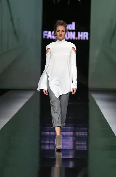 时装模特穿着由 pavla aleksic 'fashion.hr' 展出设计的衣服 — 图库照片