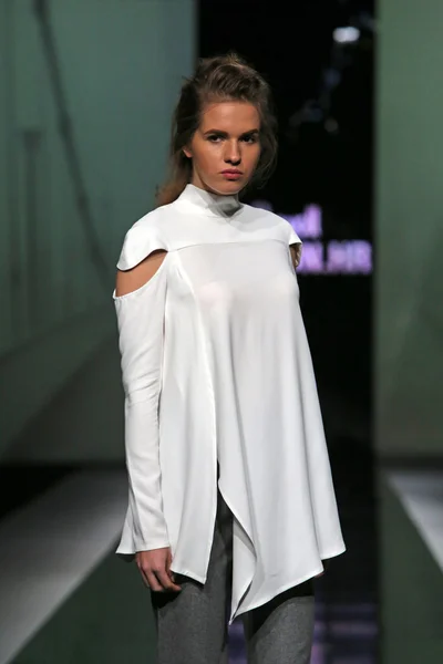 Modelo de moda vestindo roupas projetadas por Pavla Aleksic no show 'Fashion.hr' — Fotografia de Stock