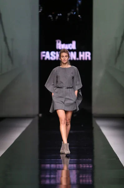 时装模特穿着由 pavla aleksic 'fashion.hr' 展出设计的衣服 — 图库照片