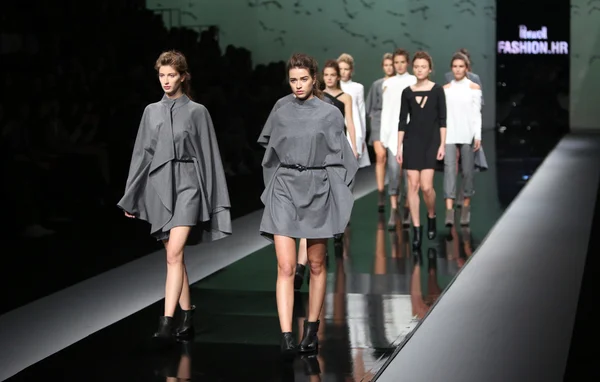 Fashion model dragen van kleding ontworpen door pavla aleksic op de 'fashion.hr' show — Stockfoto