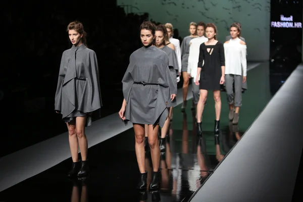 'fashion.hr' 쇼에 pavla aleksic에 의해 설계 된 옷을 입고 패션 모델 — 스톡 사진