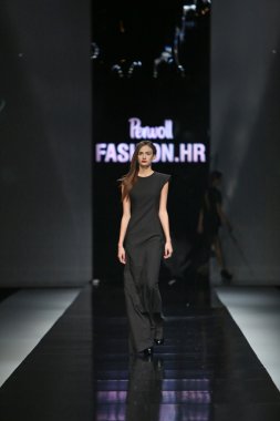 silvio ivkic 'fashion.hr' show tarafından tasarlanan kıyafetleri moda model