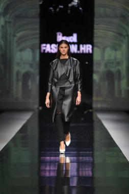 marija kulusic 'fashion.hr' show tarafından tasarlanan kıyafetleri moda model