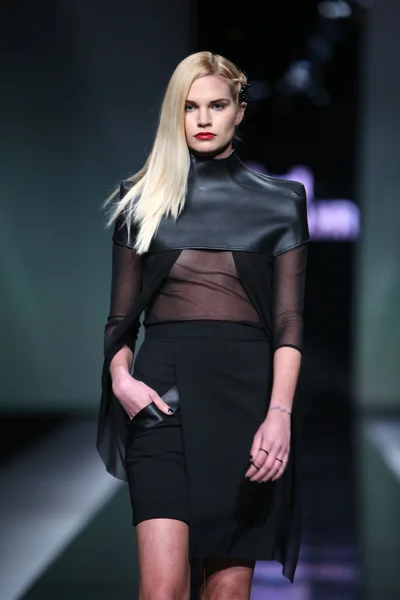 Fashion model wearing clothes designed by Silvio Ivkic on the 'Fashion.hr' show — Stock Photo, Image