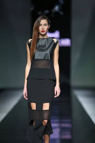 Fashion model wearing clothes designed by Silvio Ivkic on the 'Fashion.hr' show — Stock Photo, Image