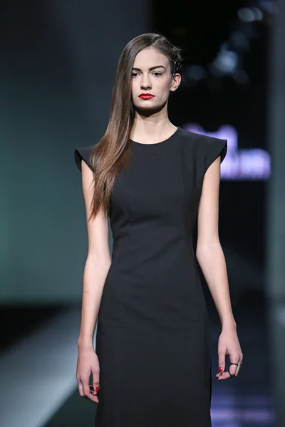 Divat-model, silvio ivkic a "fashion.hr" show által tervezett ruhában — Stock Fotó