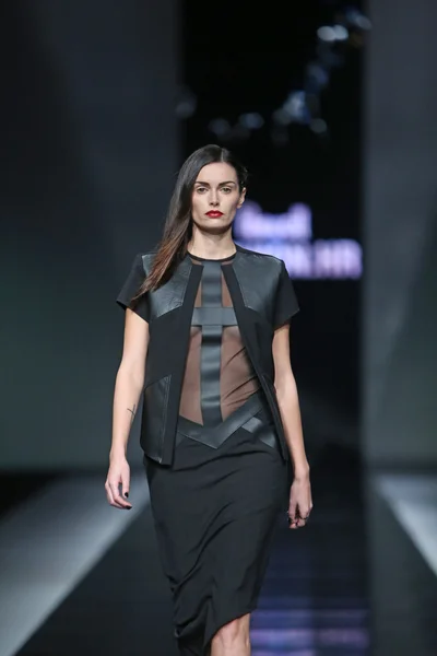 Modell bär kläder designade av silvio ivkic på 'fashion.hr' Visa — Stockfoto