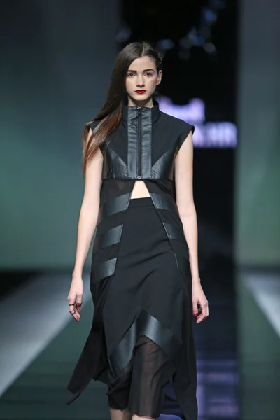 Modelo de moda con ropa diseñada por Silvio Ivkic en el espectáculo 'Fashion.hr' —  Fotos de Stock