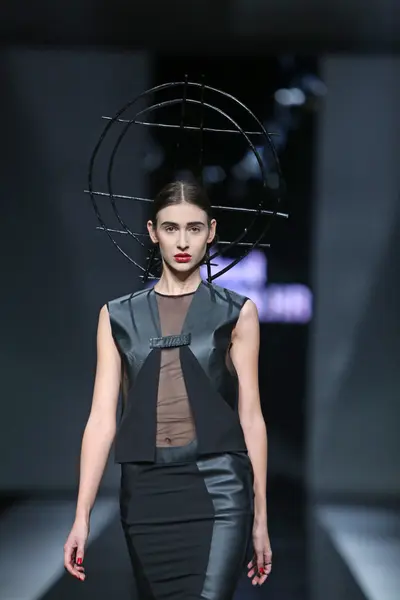 Modelka nosit oblečení, které navrhl silvio ivkic v pořadu "fashion.hr" — Stock fotografie