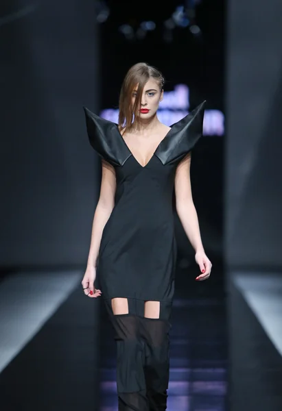 Modelka nosit oblečení, které navrhl silvio ivkic v pořadu "fashion.hr" — Stock fotografie
