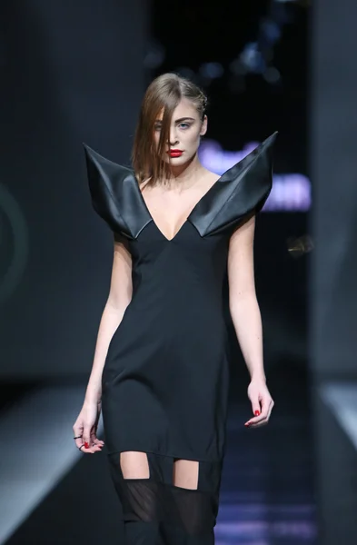 Modelka noszenie ubrania zaprojektowane przez silvio ivkic w serialu "fashion.hr" — Zdjęcie stockowe