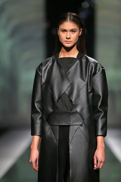Modelka noszenie ubrania zaprojektowane przez marija Prišnjaka w serialu "fashion.hr" — Zdjęcie stockowe
