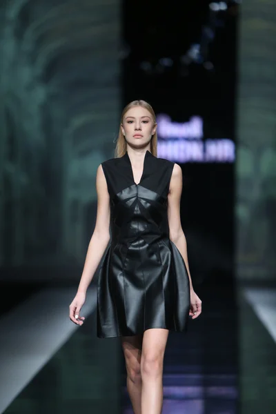 Modelo de moda vestindo roupas projetadas por Marija Kulusic no show 'Fashion.hr' — Fotografia de Stock