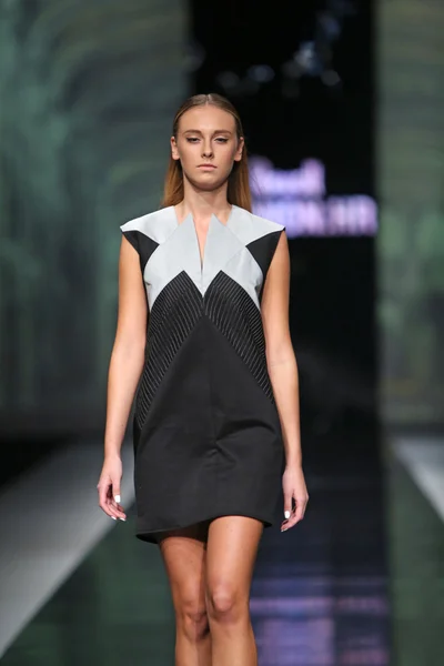 Moda indossando abiti disegnati da Marija Kulusic nello show 'Fashion.hr' — Foto Stock