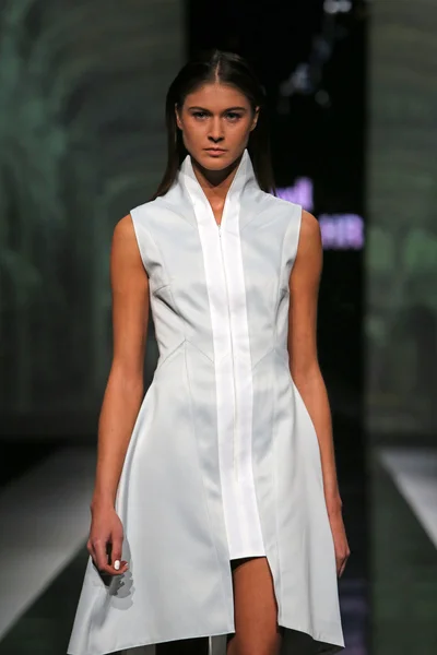 Models in Kleidern, die von Marija Kulusic auf der 'fashion.hr' Show entworfen wurden — Stockfoto