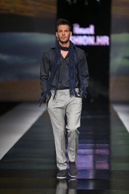 Ivica klaric 'fashion.hr' show tarafından tasarlanan kıyafetleri moda model