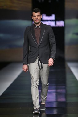 Ivica klaric 'fashion.hr' show tarafından tasarlanan kıyafetleri moda model