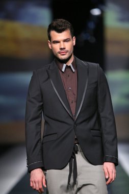 Ivica klaric 'fashion.hr' show tarafından tasarlanan kıyafetleri moda model