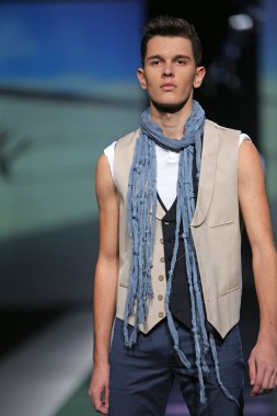 Ivica klaric 'fashion.hr' show tarafından tasarlanan kıyafetleri moda model