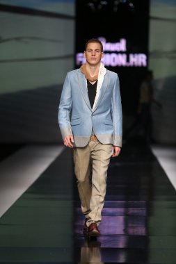 Ivica klaric 'fashion.hr' show tarafından tasarlanan kıyafetleri moda model