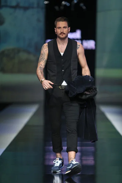 Modell bär kläder designade av boris banovic på 'fashion.hr' Visa — Stockfoto