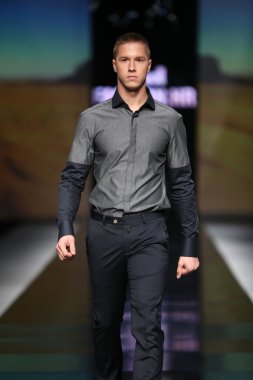 Ivica klaric 'fashion.hr' show tarafından tasarlanan kıyafetleri moda model