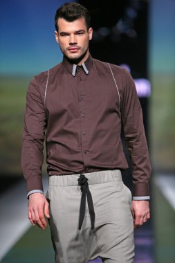 Ivica klaric 'fashion.hr' show tarafından tasarlanan kıyafetleri moda model