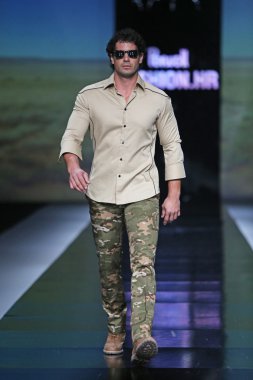 Ivica klaric 'fashion.hr' show tarafından tasarlanan kıyafetleri moda model