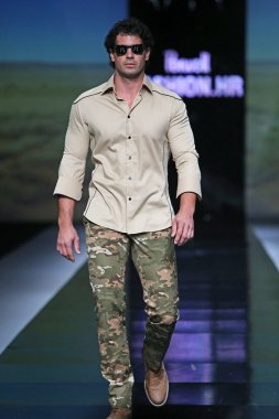 Ivica klaric 'fashion.hr' show tarafından tasarlanan kıyafetleri moda model