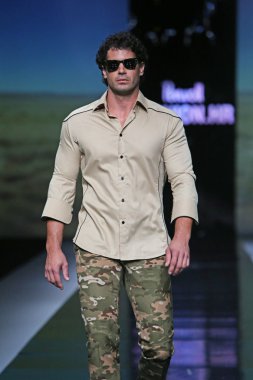 Ivica klaric 'fashion.hr' show tarafından tasarlanan kıyafetleri moda model