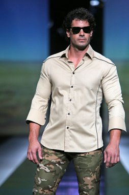 Ivica klaric 'fashion.hr' show tarafından tasarlanan kıyafetleri moda model