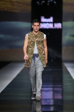 Ivica klaric 'fashion.hr' show tarafından tasarlanan kıyafetleri moda model