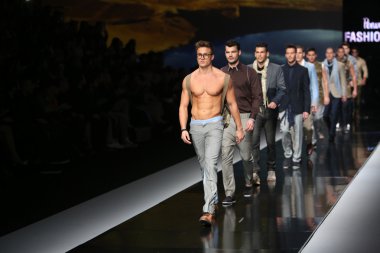 Ivica klaric 'fashion.hr' show tarafından tasarlanan kıyafetleri moda model