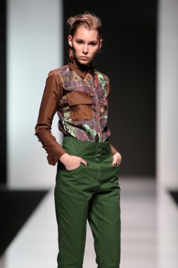 'fashion.hr' programında Robert tarafından tasarlanan moda model giyen elbiseler sever