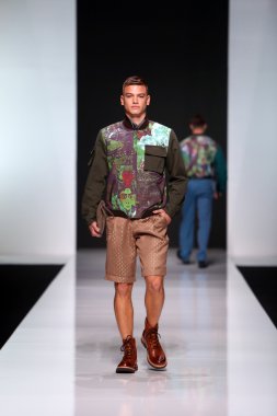 'fashion.hr' programında Robert tarafından tasarlanan moda model giyen elbiseler sever