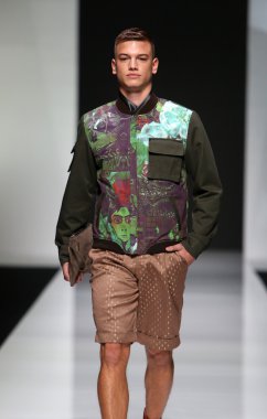 'fashion.hr' programında Robert tarafından tasarlanan moda model giyen elbiseler sever