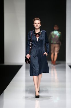 'fashion.hr' programında Robert tarafından tasarlanan moda model giyen elbiseler sever