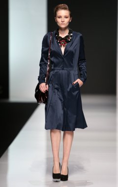 'fashion.hr' programında Robert tarafından tasarlanan moda model giyen elbiseler sever