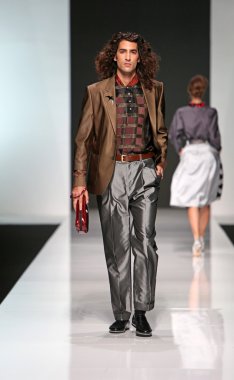 'fashion.hr' programında Robert tarafından tasarlanan moda model giyen elbiseler sever